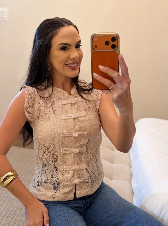 Blusa em Renda Estelle Areia